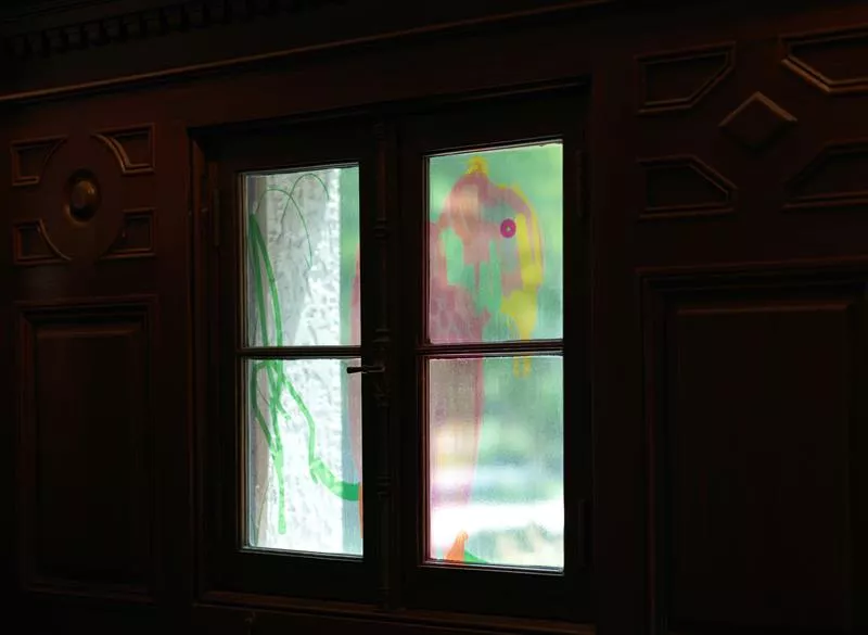 Hur få bort målarfärg från fönster?