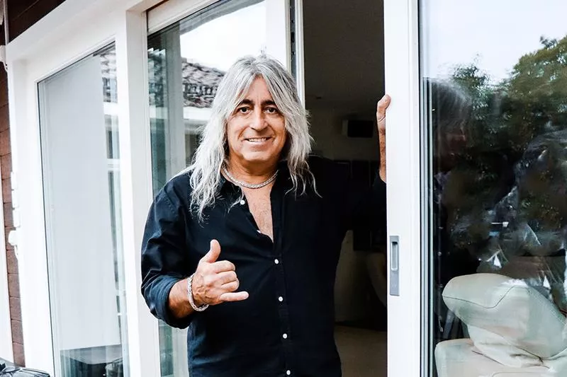 Mikkey Dee handlar på VillaFönster