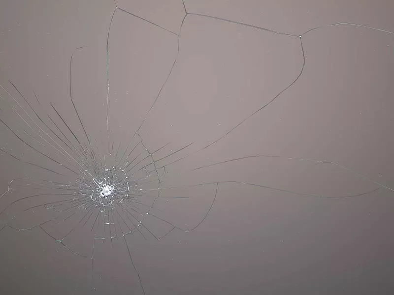 KAN MAN LAGA SPRICKOR I FÖNSTERGLAS?