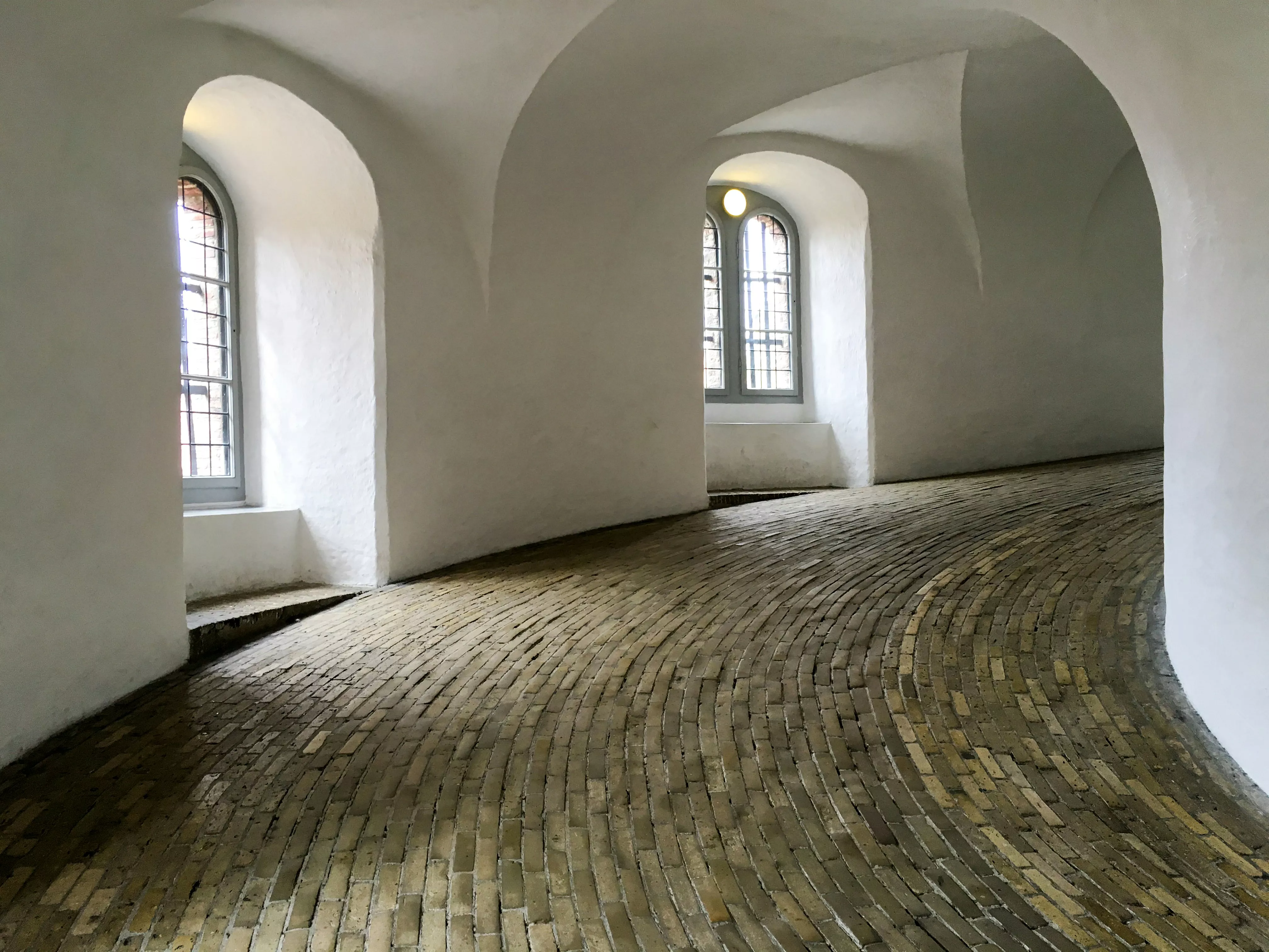 Hur byter man foder på rundade fönster?