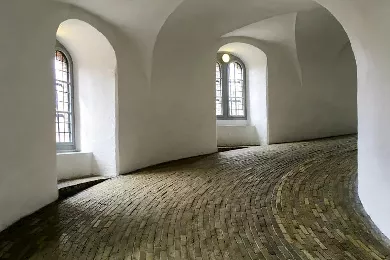 Hur byter man foder på rundade fönster?