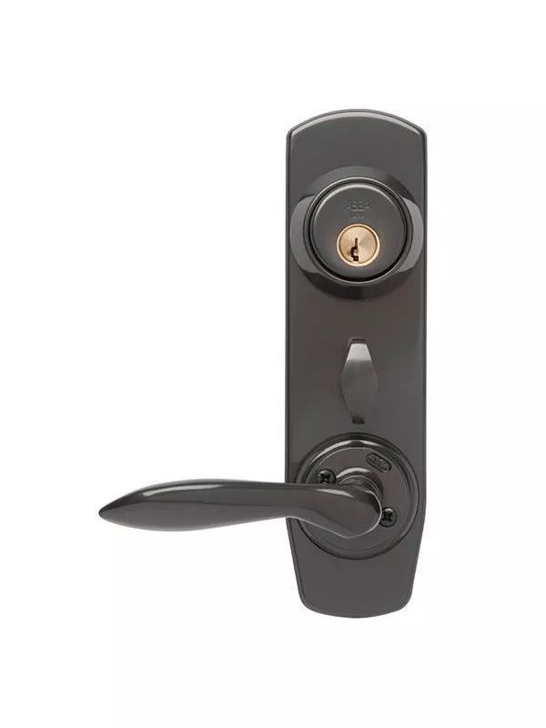 En närbild av ett dörrhandtag i metall med tillhörande nyckelskyltar och skruvar, placerade på en vit bakgrund.