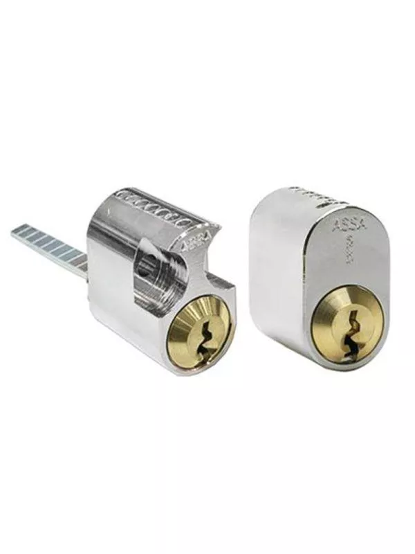 En närbild av en metallcylinder med en nyckel insatt, omgiven av en vit bakgrund.