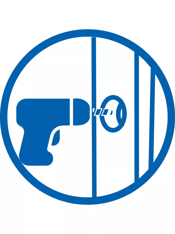 En närbild av ett fönsterhandtag med en borrad hålmall för installation.