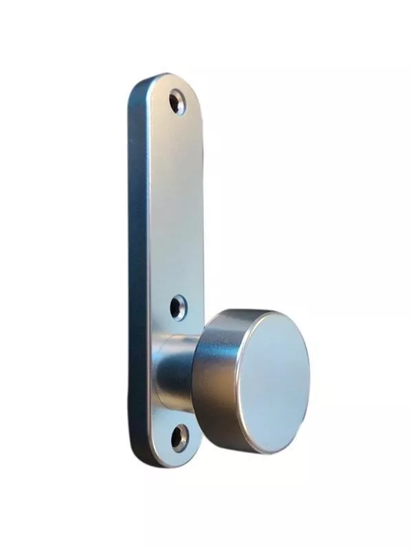 Svart metallhandtag med en modern och stilren design, avsett för skjutdörrar.