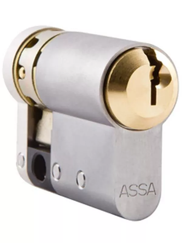 Enkel cylinderlås i metall med nyckel.