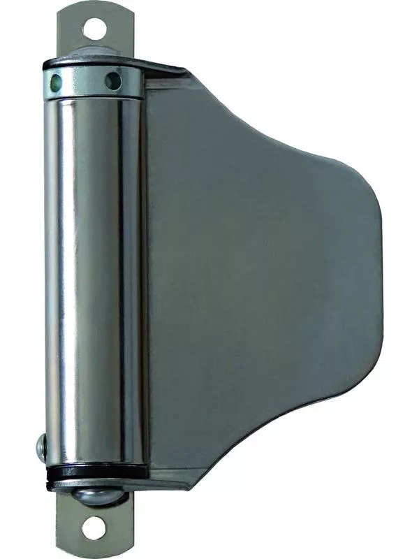 En bastudörr med träkarm och glasruta, utrustad med en dörrstängare.