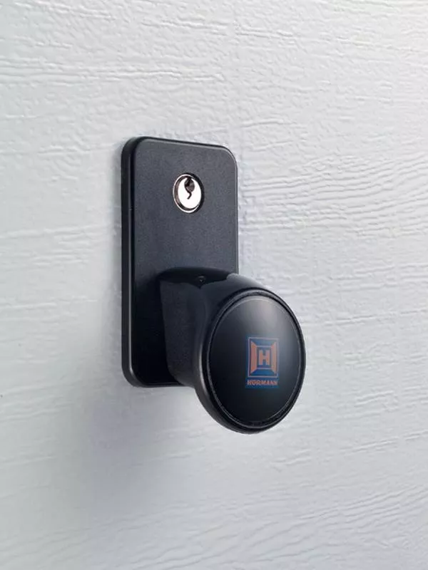 Handtag med cylinderlås i silverfärg, avsett för fönster eller dörrar.