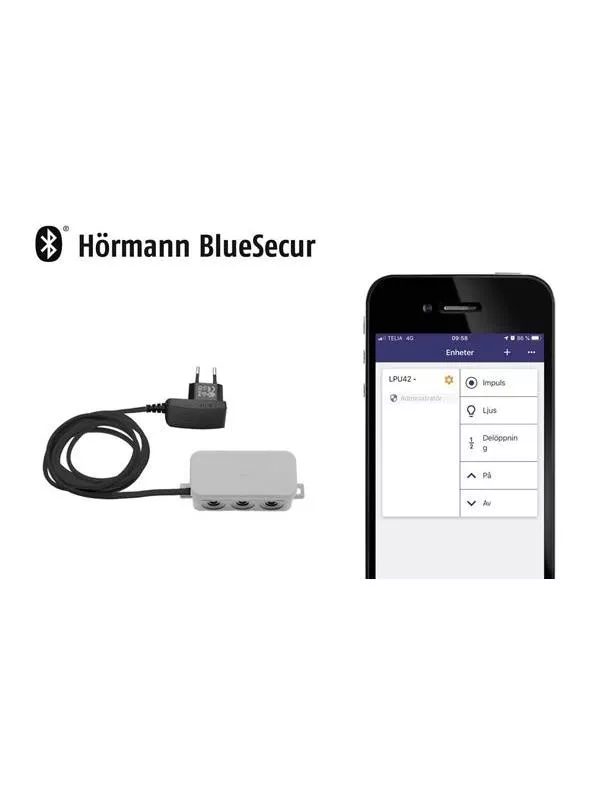 En vit garageport med en modern design och horisontella linjer, omgiven av en grå vägg.