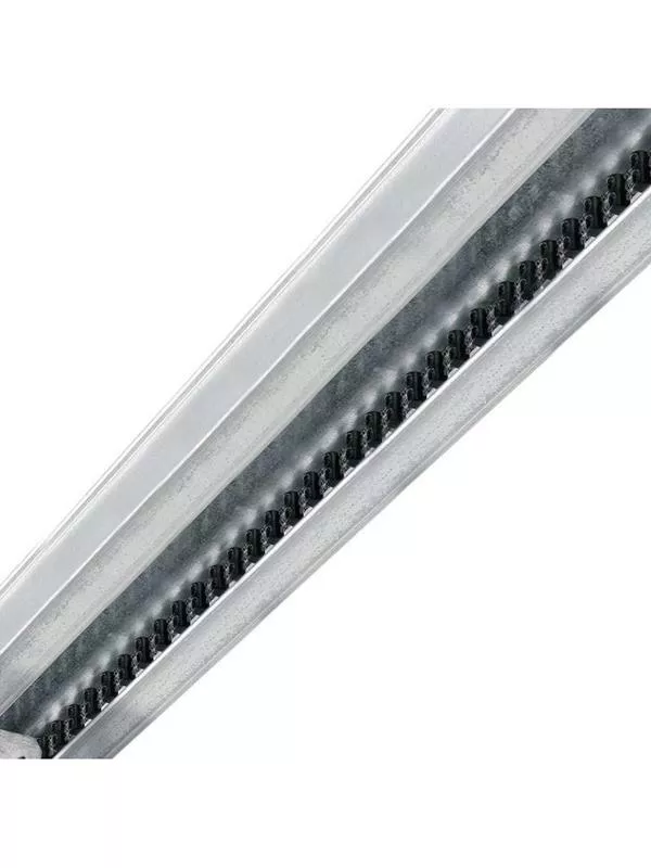 En vit metallskena med flera hål och fästen, avsedd för montering.