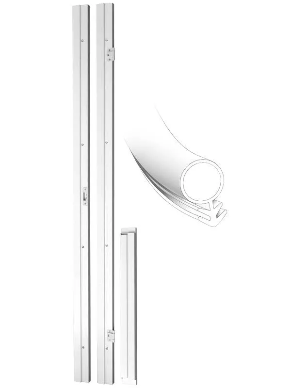 Vit innerdörr med karm och tätningslist, stående mot en vit bakgrund.