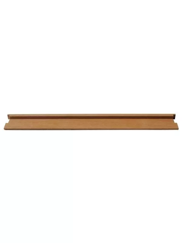 Vit innerdörr med ventilerad tröskel och enkla, moderna linjer.