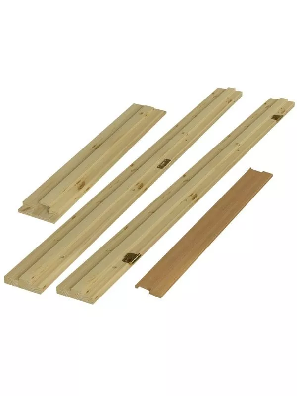 En klarlackad innerdörr med karmset i en ljus träfinish, stående mot en vit bakgrund.