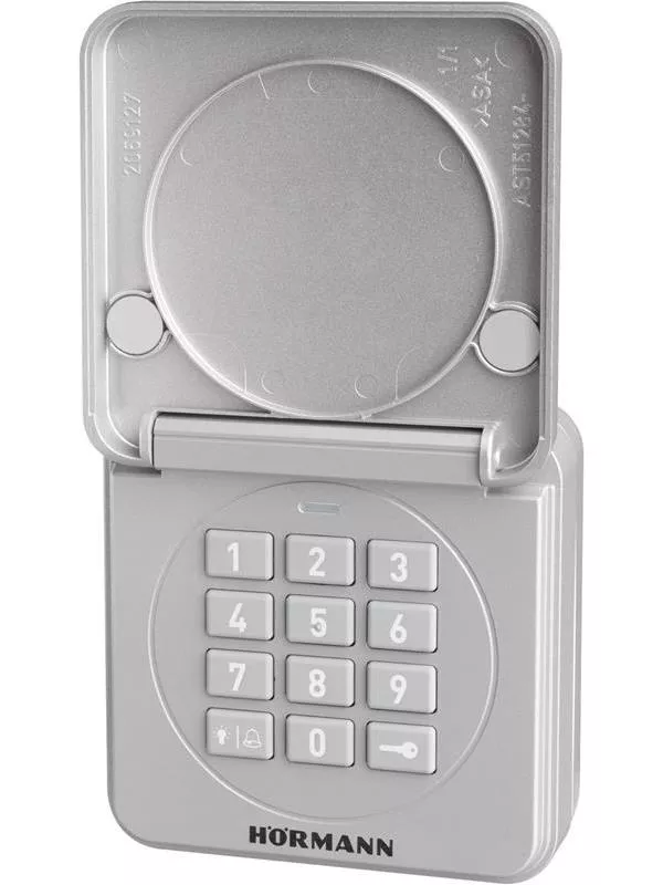 Elektroniskt kodlås med svart och silverfärgad design, monterat på en vit dörr.