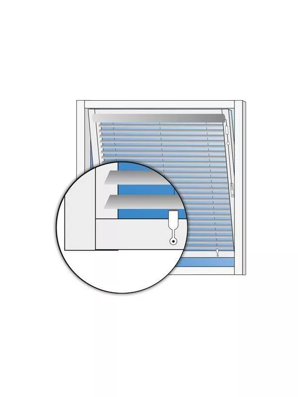 En närbild av en modern persienn i en fönsterram, med horisontella lameller i en ljusgrå nyans.