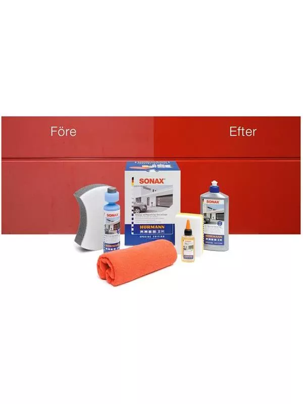 Rengöringskit med olika flaskor och tillbehör på en vit bakgrund.