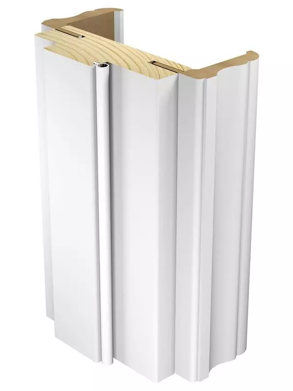 En vit dörrkarm med allmogeprofil och tillhörande dörrfoder.