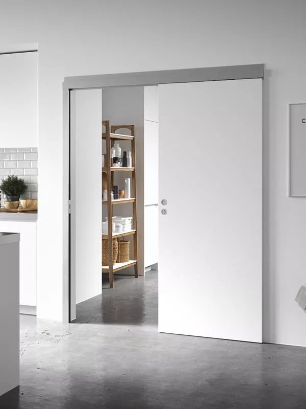 En skjutdörrsprofil i aluminium med en modern och minimalistisk design.