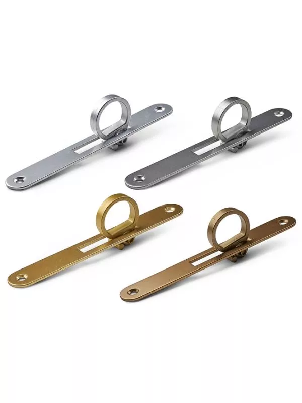 En vit skjutdörr med en rund dragring i metall.