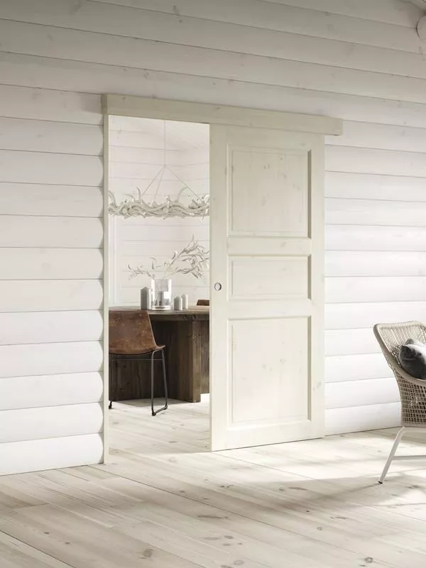 Vitmålad skjutdörr med enkel och modern design, stående mot en vit bakgrund.