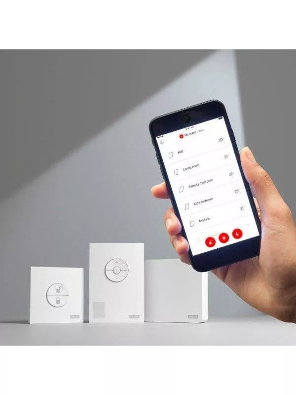 Takfönster med vit karm och integrerad solskyddsprodukt, installerat i ett lutande tak.