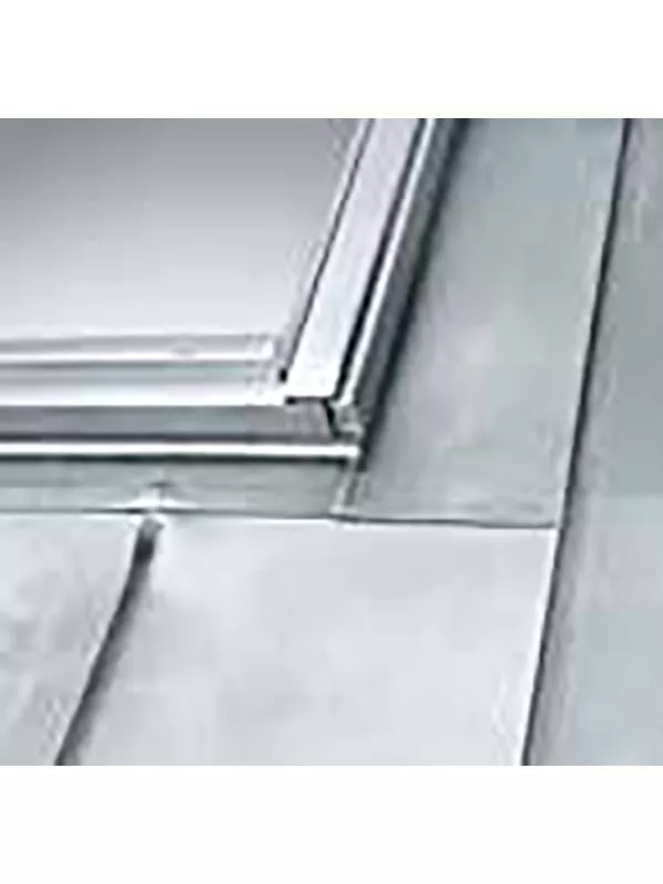 En takfönsterinstallation med metallinklädnad på ett svart plåttak.