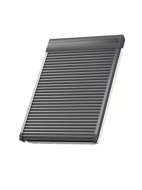 En vit jalusi monterad på ett takfönster i ett modernt rum.