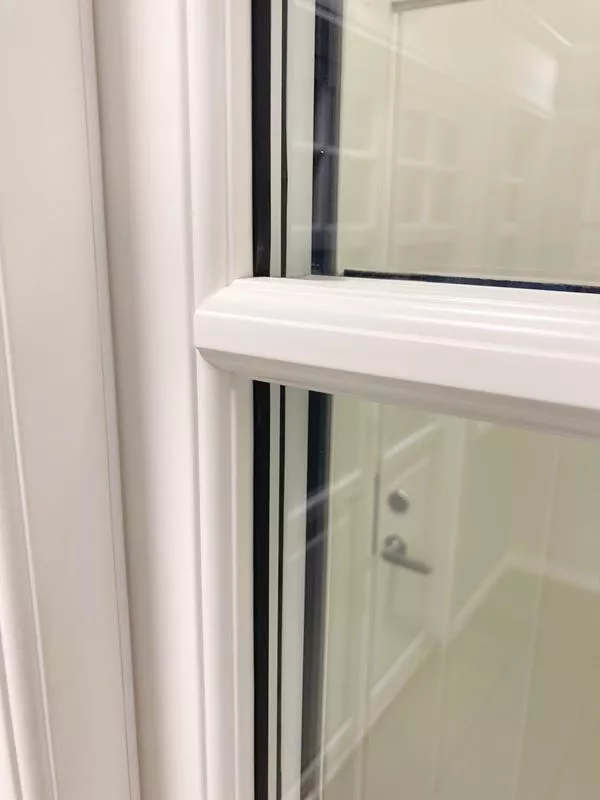 Överhängt fönster