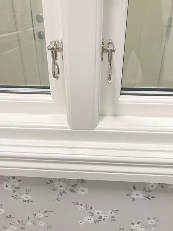 Överhängt fönster